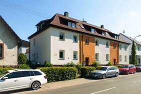 Frontalansicht frisch gestrichenes Mehrfamilienhaus Mosbach in Orange und Sandfarben