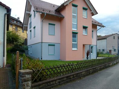 bunte Fassadengestaltung Mehrfamilienhaus