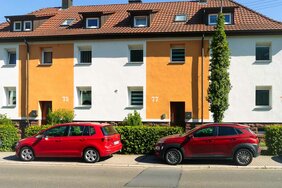 Hauseingangsseite neu gestrichenes Mehrfamilienhaus Mosbach