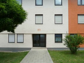 Hausnummer auf Fassade gemalt