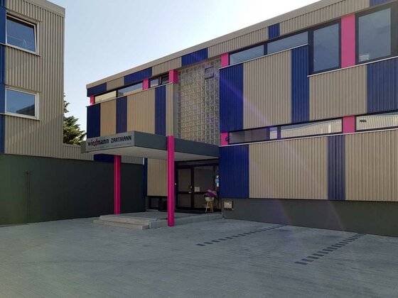 Firmengebäude in Offenau mit neugestalteter Fassade in Unternehmensfarben