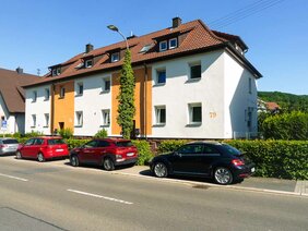Hauseingangsseite neu gestrichenes Mehrfamilienhaus Mosbach
