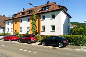 Frontalansicht frisch gestrichenes Mehrfamilienhaus Mosbach in Orange und Sandfarben