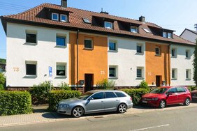 Hauseingangsseite des neu gestrichenen Mehrfamilienhauses in Mosbach