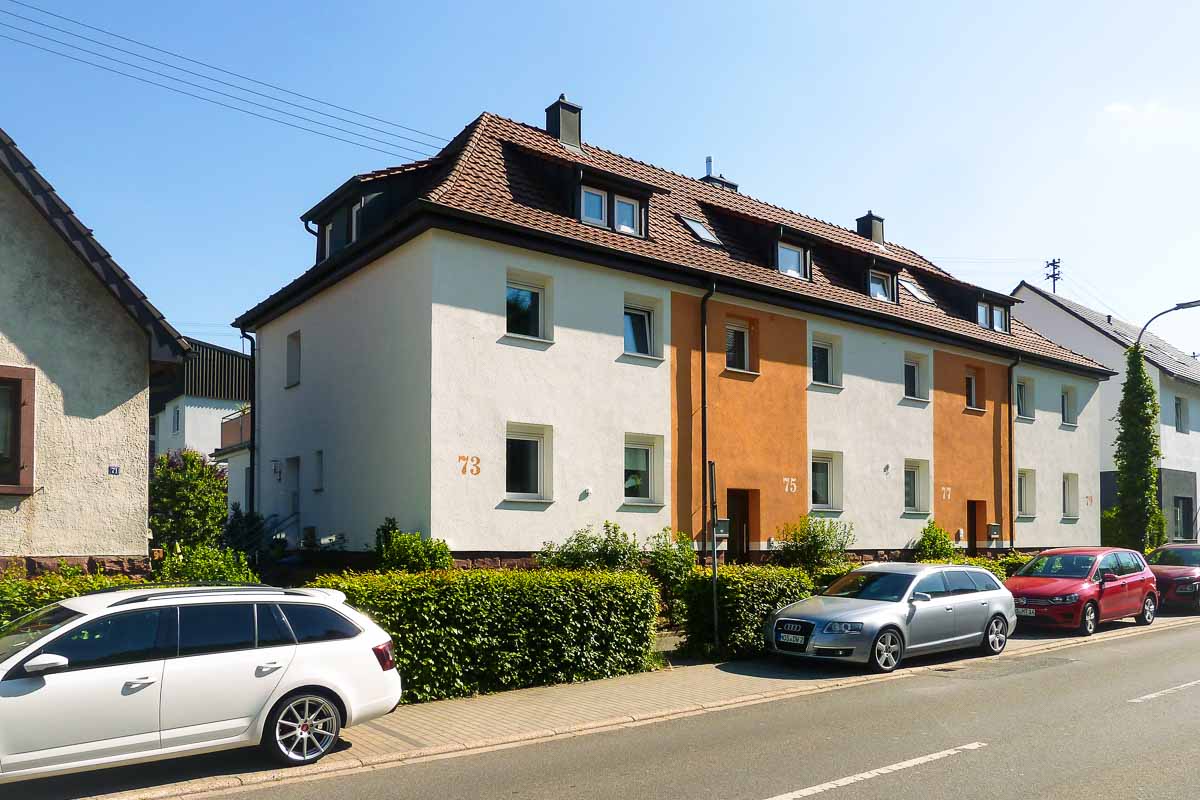 Frontalansicht frisch gestrichenes Mehrfamilienhaus Mosbach in Orange und Sandfarben