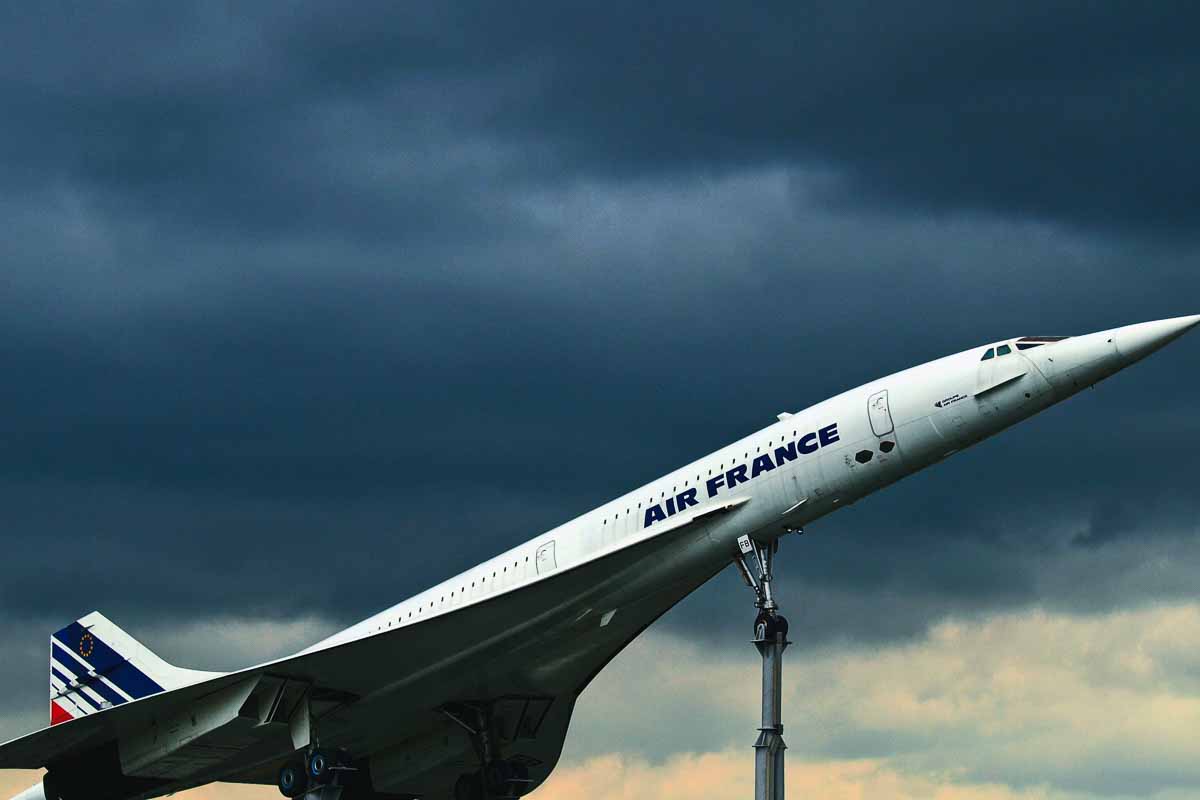 Sinsheimer Aushängeschild: Technikmuseum mit Concorde Die im Technikmuseum Sinsheim ausgestellte Concorde vor bedrohlich wirkendem Wolkenhimmel.